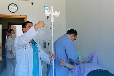 Мужчина в больнице под капельницей