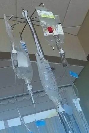 Капельница с двумя пакетами