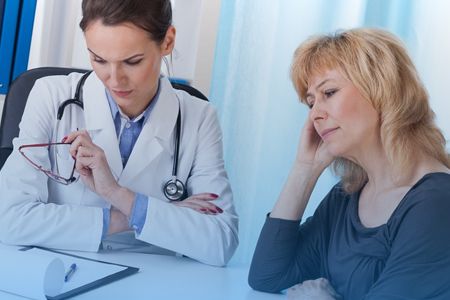 Врач консультирует пациентку