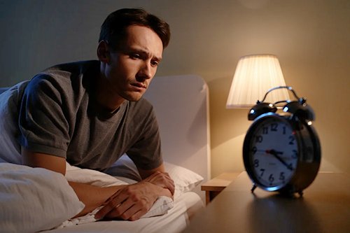 Мужчина не может уснуть